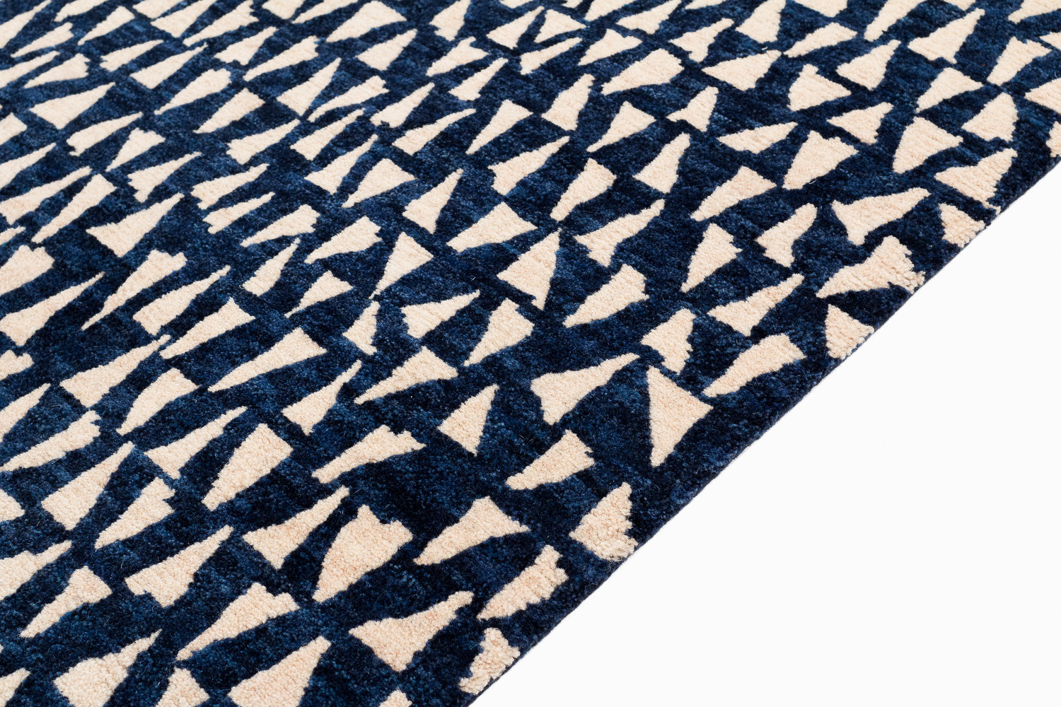 Dancing Triangles | 10' (W) x 14'2" (L)
